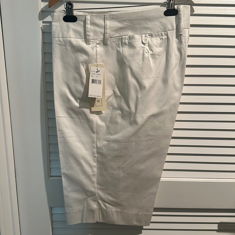 NWT HANNAH JONES WHITE CAPRIS with button closure back pockets. Size 20